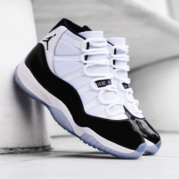 068d7438e8a952ec76bf71e741f3b572 Jordan 11 Shoes (White / Black)