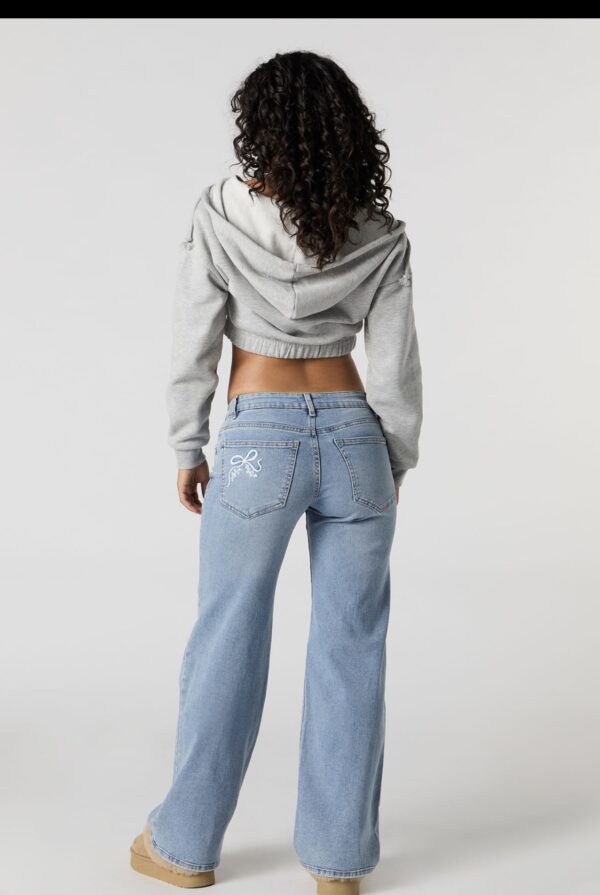 Screenshot Jean à jambe large et taille basse avec motif brodé