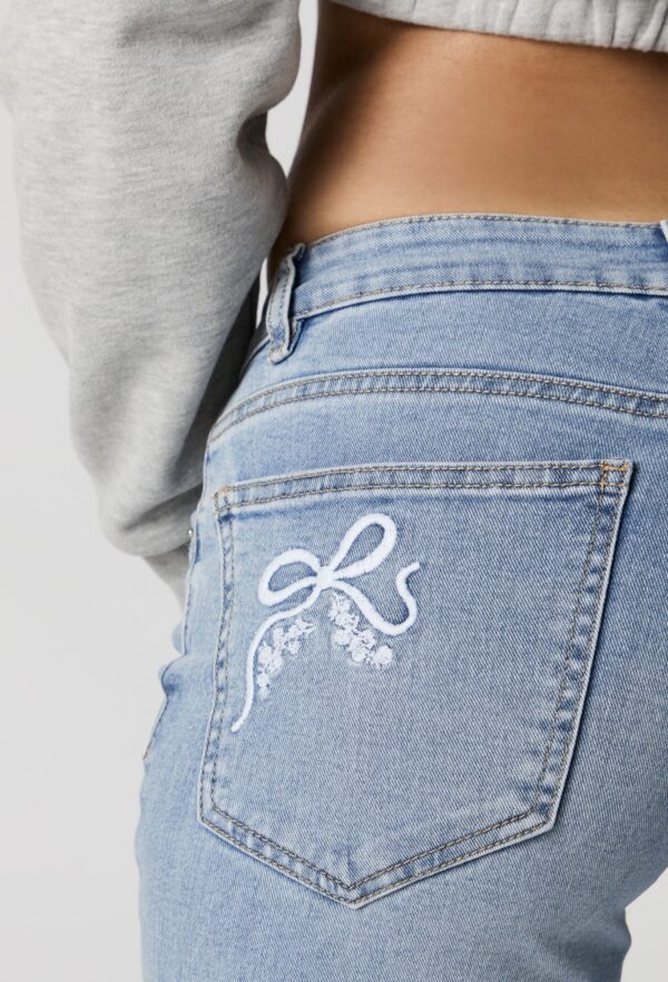 Screenshot Jean à jambe large et taille basse avec motif brodé